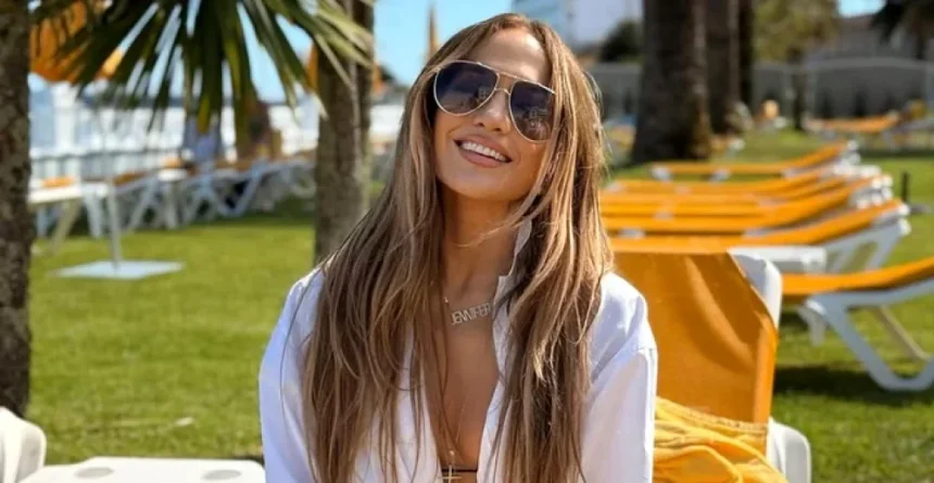 Jennifer Lopez surprinde pe covorul roșu: schimbare radicală de look
