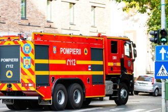 Incendiu la o piață en-gros din Pitești: mai multe standuri au fost cuprinse de flăcări