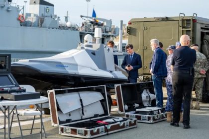Nicuşor Dan, în dana 78 din Portul Constanţa, locul exploziei dronei: discuţii cu pirotehniştii care au intervenit