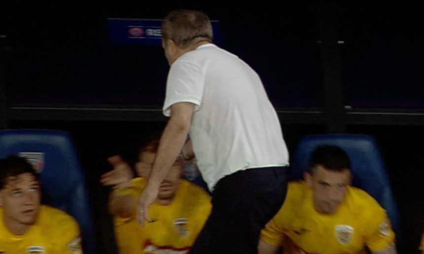 Gestul uluitor al lui Gică Hagi înainte de finalul meciului României Camerele au surprins tot! Ce a făcut Gică Hagi, chiar înainte să se termine România -1