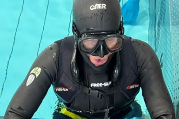 S-a „plimbat” 120 de metri sub apă! Scafandrul Stanisław Odbiezałek şi-a bătut propriul record mondial
