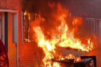 Proteste violente în Belfast după înjunghierea unui bărbat în stradă. Mai multe mașini și proprietăți au fost incendiate