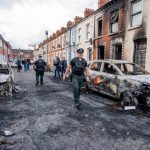 MAE: 20 de români din Irlanda de Nord sunt afectați direct de violențele anti-imigranți. Casele a 3 familii au fost vandalizate