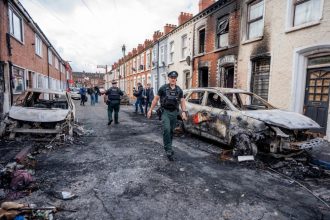 MAE: 20 de români din Irlanda de Nord sunt afectați direct de violențele anti-imigranți. Casele a 3 familii au fost vandalizate