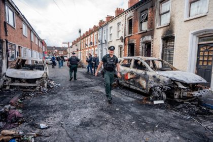 MAE: 20 de români din Irlanda de Nord sunt afectați direct de violențele anti-imigranți. Casele a 3 familii au fost vandalizate