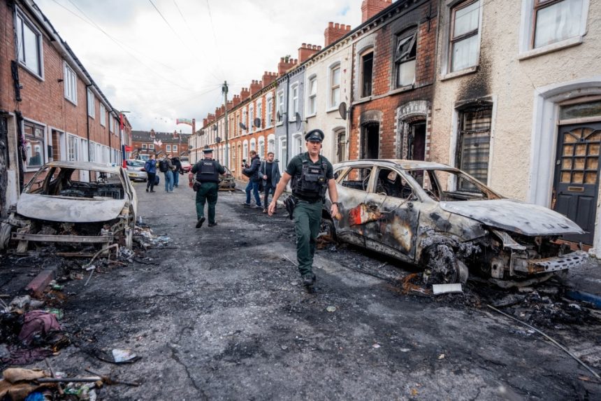 Situație gravă în Irlanda de Nord: 20 de români afectați de violențele anti-imigranți, casele a trei familii vandalizate MAE: 20 de români din Irlanda de Nord sunt afectați direct de violențele anti-imigranți. Casele a 3 familii au fost vandalizate