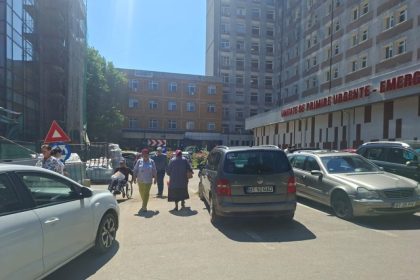 Parcarea de spital, un lux în România. Cazul „Mavromati” Botoșani și chinurile prin care trec oamenii de la țară care-și aduc rudele la spital