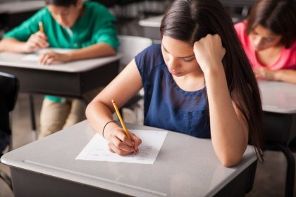Cum a devenit Bacalaureatul la Limba Română o formalitate de nivel de clasa a opta. De la eseu critic, la „te aplaudăm că ai încercat”