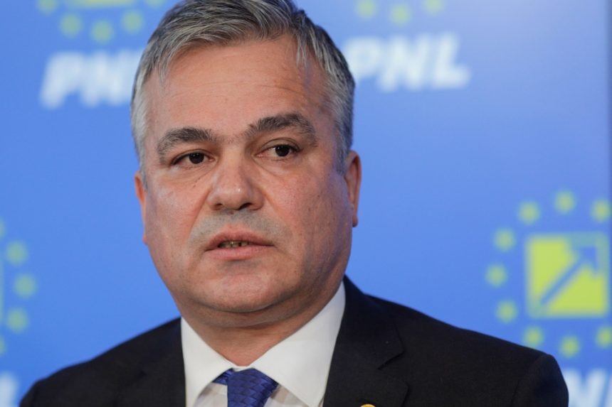 Adrian Veștea, premier desemnat, se angajează să nu majoreze taxele și promite măsuri pentru a reda predictibilitatea și încrederea Adrian Veştea, premierul desemnat: „Nu voi creşte taxele. Nu există predictibilitate, trebuie să le dăm încredere tuturor”