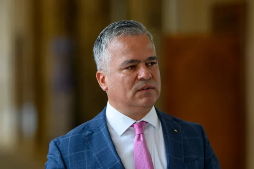 Adrian Veștea, noul premier, jură fidelitate programului lui Bolojan și anunță că nu va schimba nicio virgulă Adrian Veștea, primele declarații după ce a fost desemnat noul premier. Va merge pe programul de guvernare al lui Bolojan. „Nu voi schimba nicio virgulă”