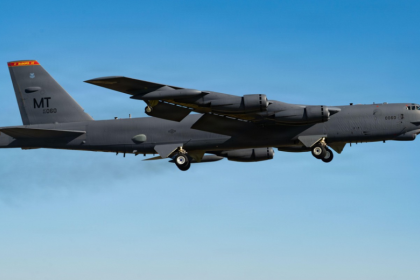 Un bombardier B-52 Stratofortress aparţinând Forţelor Aeriene americane s-a prăbuşit după decolare în California