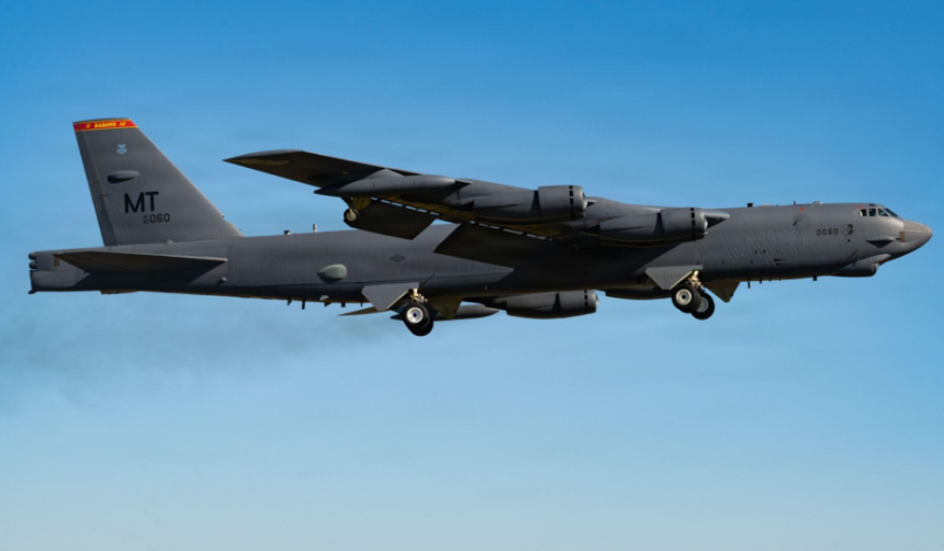 Alarmă în California: Bombardier B-52 al Forțelor Aeriene americane se prăbușește imediat după decolare Un bombardier B-52 Stratofortress aparţinând Forţelor Aeriene americane s-a prăbuşit după decolare în California