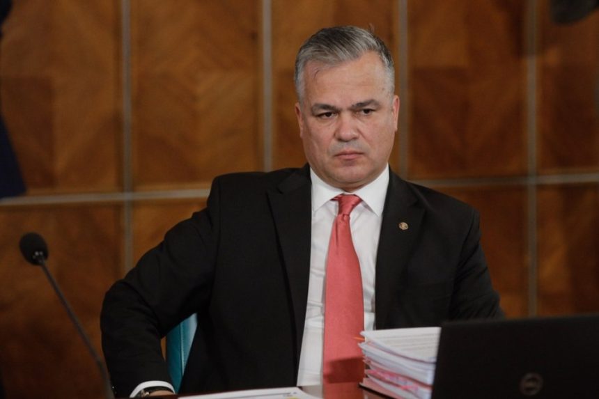 Șoc în Parlament: Adrian Veștea înaintează lista de miniștri fără majoritate - cine sunt favoriții pentru noul Guvern Adrian Veștea merge cu lista de miniștri în Parlament, deși nu are majoritate. Numele vehiculate pentru viitorul Guvern