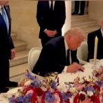 Trump a semnat acordul cu Iranul la lumina lumânărilor de la Versailles. Imagini din locul cu „mult aur”, pe care liderul american voia să-l vadă