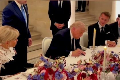 Trump a semnat acordul cu Iranul la lumina lumânărilor de la Versailles. Imagini din locul cu „mult aur”, pe care liderul american voia să-l vadă