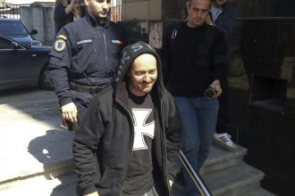 Rapperul Cheloo a fost încătușat de poliție și dus la spital