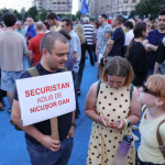 Protest în Piaţa Victoriei: „România e sub asediu”. Manifestanții au scandat împotriva preşedintelui Nicuşor Dan