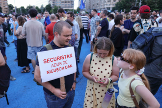 Protest în Piaţa Victoriei: „România e sub asediu”. Manifestanții au scandat împotriva preşedintelui Nicuşor Dan