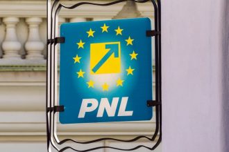 Reacția PNL după ce Adrian Veştea a depus programul de guvernare şi lista de miniştri la Parlament
