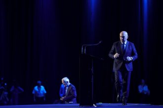 A început ședința epurărilor interne la PNL: 21 lideri și parlamentari riscă excluderea după votul pentru Guvernul Veștea
