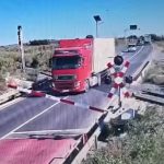 Momentul în care un șofer de TIR trece peste bariera de cale ferată, în Constanța. Circulaţia feroviară a fost afectată
