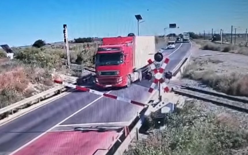 Momentul în care un șofer de TIR trece peste bariera de cale ferată, în Constanța. Circulaţia feroviară a fost afectată