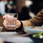 „Apa nu este un lux. Este un drept”. Proiect de lege pentru ca restaurantele să ofere gratuit clienților apă potabilă de la robinet