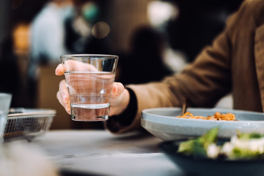 „Apa nu este un lux. Este un drept”. Proiect de lege pentru ca restaurantele să ofere gratuit clienților apă potabilă de la robinet