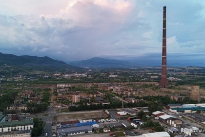 Cum arată fostul combinat Phoenix, mândria pierdută a Băii Mari. Coșul înalt de 350 de metri veghează peste zona interzisă
