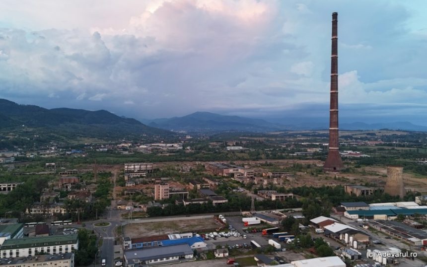 Fostul combinat Phoenix, mândria pierdută a Băii Mari: coșul de 350 m încă domină o zonă interzisă plină de secrete Cum arată fostul combinat Phoenix, mândria pierdută a Băii Mari. Coșul înalt de 350 de metri veghează peste zona interzisă
