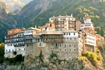 Muntele Athos „cucerit” de români”. Cum s-au schimbat preferințele la cumpărături în ultimii ani