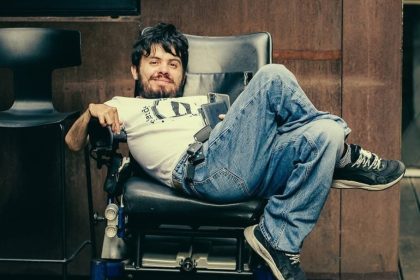 Alex Tache, IT-istul care vorbește pe TikTok despre viața în scaun rulant: „Oamenii au tendința să vadă dizabilitatea, nu și omul”