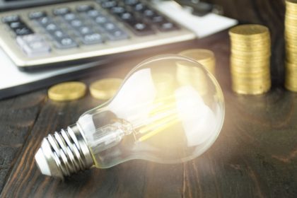 România va avea luni cel mai mare preț la energia electrică din Europa. Expert: „Nu avem capacități de stocare”