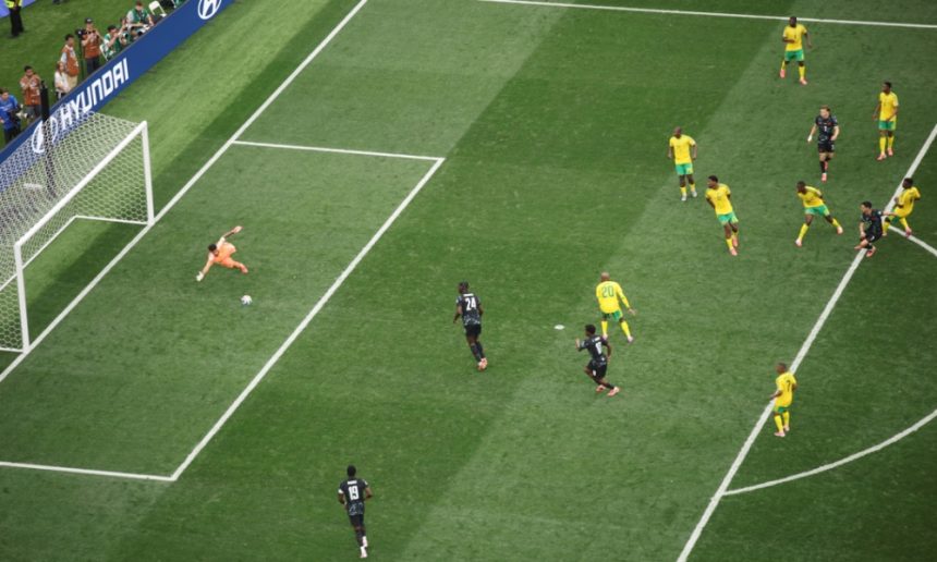 Stephen Eustaquio scrie istorie: gol senzațional la Cupa Mondială din Africa de Sud Stephen Eustaquio a intrat în istorie, după ce a marcat la Cupa Mondială în Africa de Sud