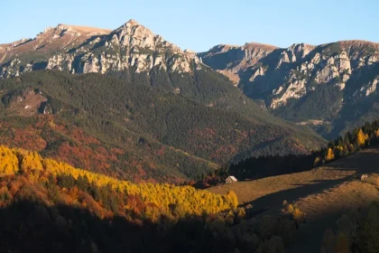 Zeci de pensiuni și vile sunt scoase la vânzare în stațiuni superbe de la munte. De ce renunță la ele proprietarii