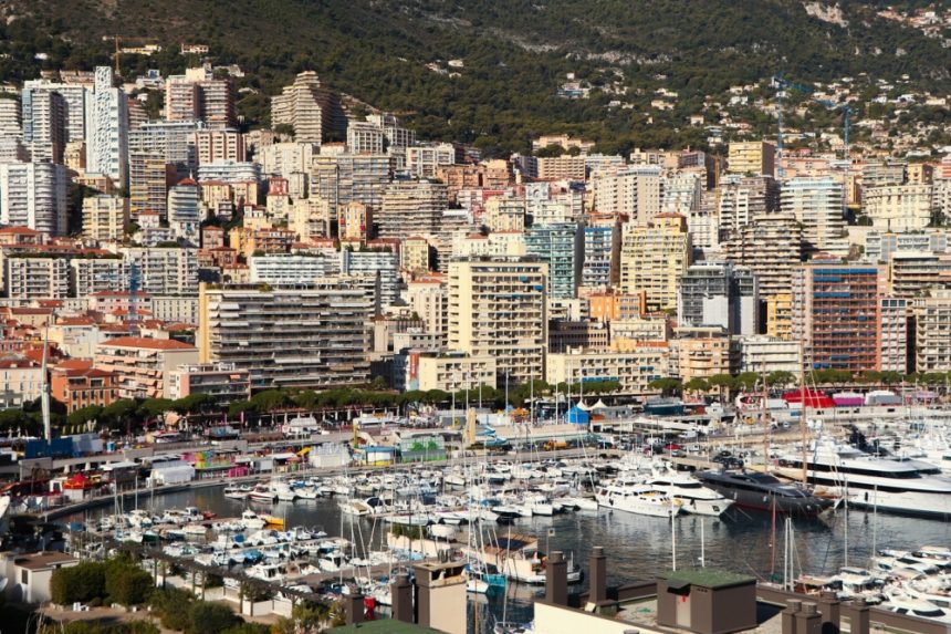 Explozie puternică la Monaco: un bărbat a lăsat un rucsac în fața unei clădiri, înainte de a fugi de la locul faptei