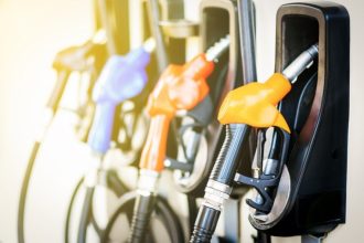 Vot decisiv în Parlament: se decide prelungirea reducerii accizei la motorină și a plafonării prețurilor la carburanți