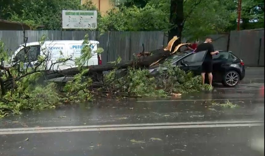 Haos în București și județe: cod roșu de furtună, patru RO-Alert în 24 de ore și o victimă în Ilfov Cod roșu de furtună în București și mai multe județe. Patru mesaje RO-Alert într-o singură zi pentru Capitală. Un om a murit în Ilfov