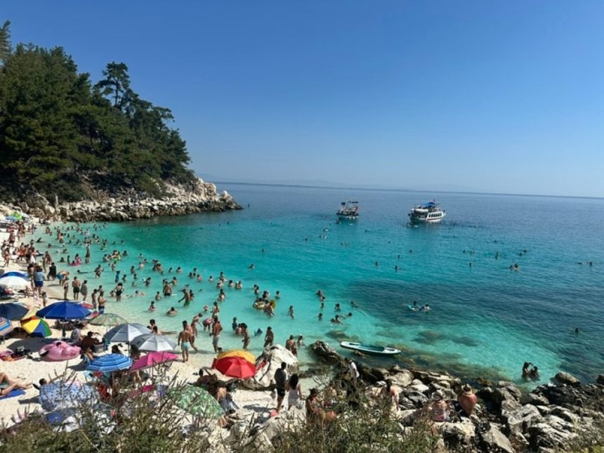 Scandal în Thassos: turiști români acuzați că au plecat fără să plătească o consumație de 43 de euro, localnicii cer explicații Turiști români în Thassos, acuzați că au plecat fără să plătească o consumație de 43 de euro: „Foarte urât, domnilor! / Probabil erau daci prea liberi”