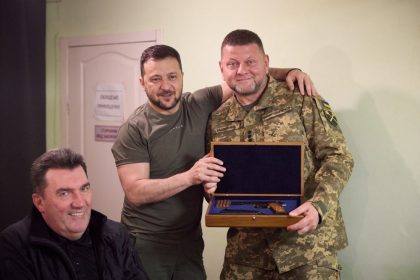 Ce scoruri ar obține Zelenski și Zalujnîi, fostul comandant al armatei, dacă ar fi alegeri prezidențiale în Ucraina (sondaj)
