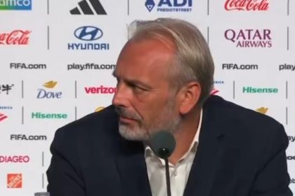Scenă șocantă la Mondial. Un selecționer a părăsit sala după ce a fost anunțat, în timpul conferinței, de moartea tatălui său