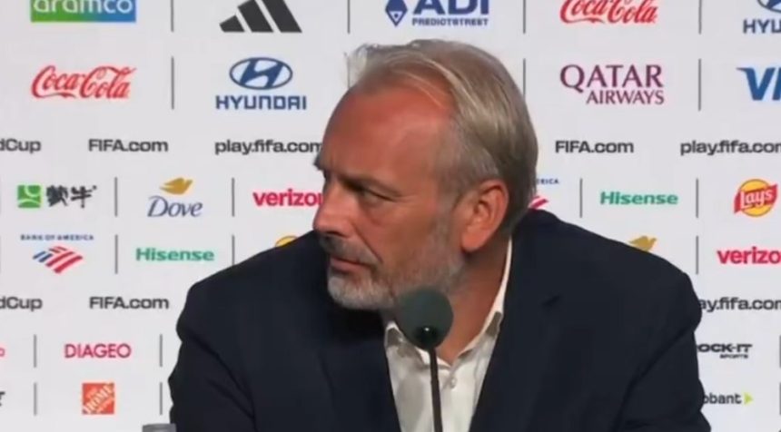 Cutremur la Mondial: selecționerul părăsește conferința după ce a aflat de moartea tatălui său Scenă șocantă la Mondial. Un selecționer a părăsit sala după ce a fost anunțat, în timpul conferinței, de moartea tatălui său