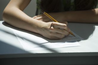Bacalaureat 2026: Elevii susțin ultima probă scrisă. Cum sunt structurate subiectele la limba maternă