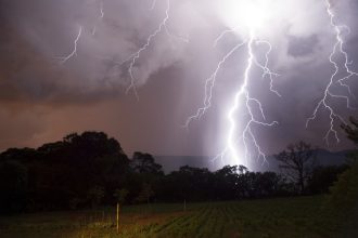 Urmările codului roșu de furtună emis joi în mai multe zone din țară: inundații, copaci doborâți, canalizare care nu face față