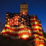 Castelul Bran, luminat în culorile drapelului american de Ziua Independenței SUA