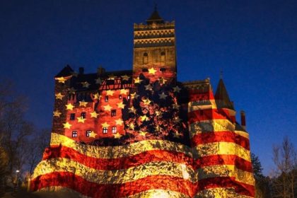 Castelul Bran, luminat în culorile drapelului american de Ziua Independenței SUA