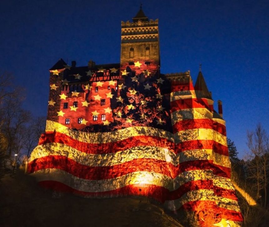 Castelul Bran îmbrăcat în roșu, alb și albastru de Ziua Independenței SUA stârnește reacții Castelul Bran, luminat în culorile drapelului american de Ziua Independenței SUA