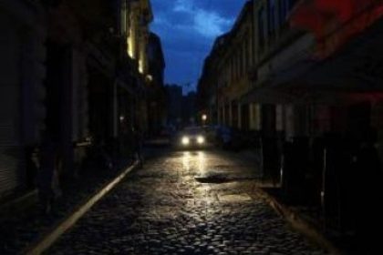 Mii de treceri de pietoni din România au rămas capcane mortale în întuneric la patru ani de la apariția legii care obliga primăriile să le ilumineze