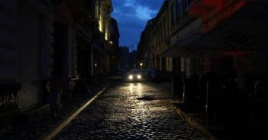 Mii de treceri de pietoni, transformate în capcane mortale: la patru ani de la lege, primăriile încă nu le-au iluminat Mii de treceri de pietoni din România au rămas capcane mortale în întuneric la patru ani de la apariția legii care obliga primăriile să le ilumineze