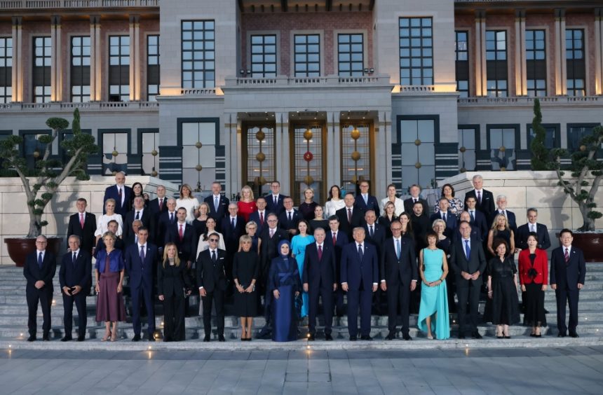 Scenă a puterii la Ankara: forumul industriei de apărare, primirea fastuoasă a lui Trump și un dineu de lux al liderilor deschid summitul NATO Summitul NATO de la Ankara, prima zi: Forumul Industriei de Apărare, primirea fastuoasă a lui Trump și un dineu de lux cu șefi de stat
